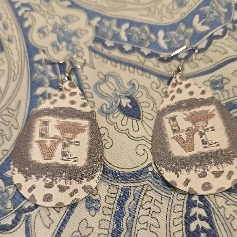 ❤️10/$13 New Gray and White LOVE Earrings